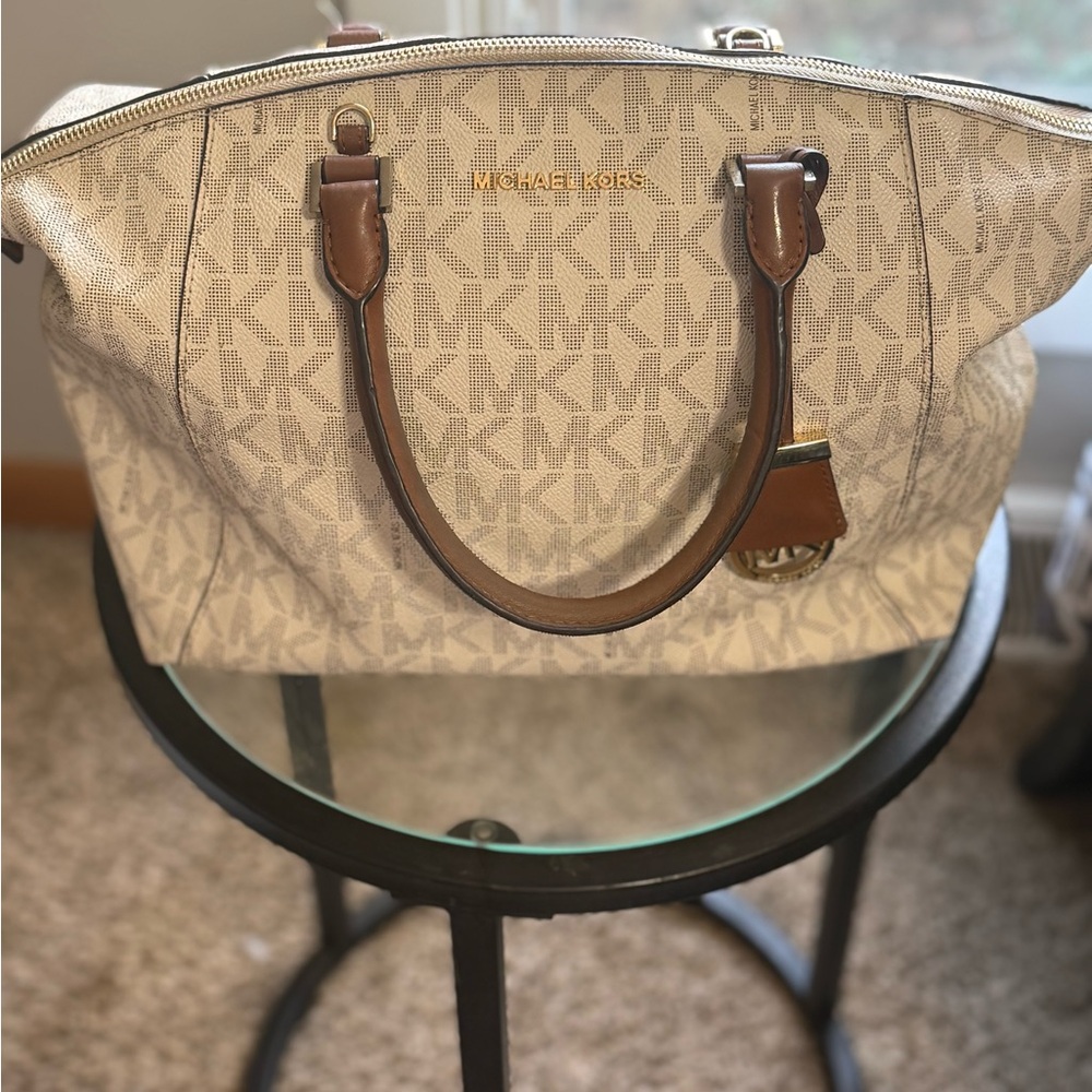 Michael Kors Riley Large Signature Satchel in the Vanilla/Acorn color scheme